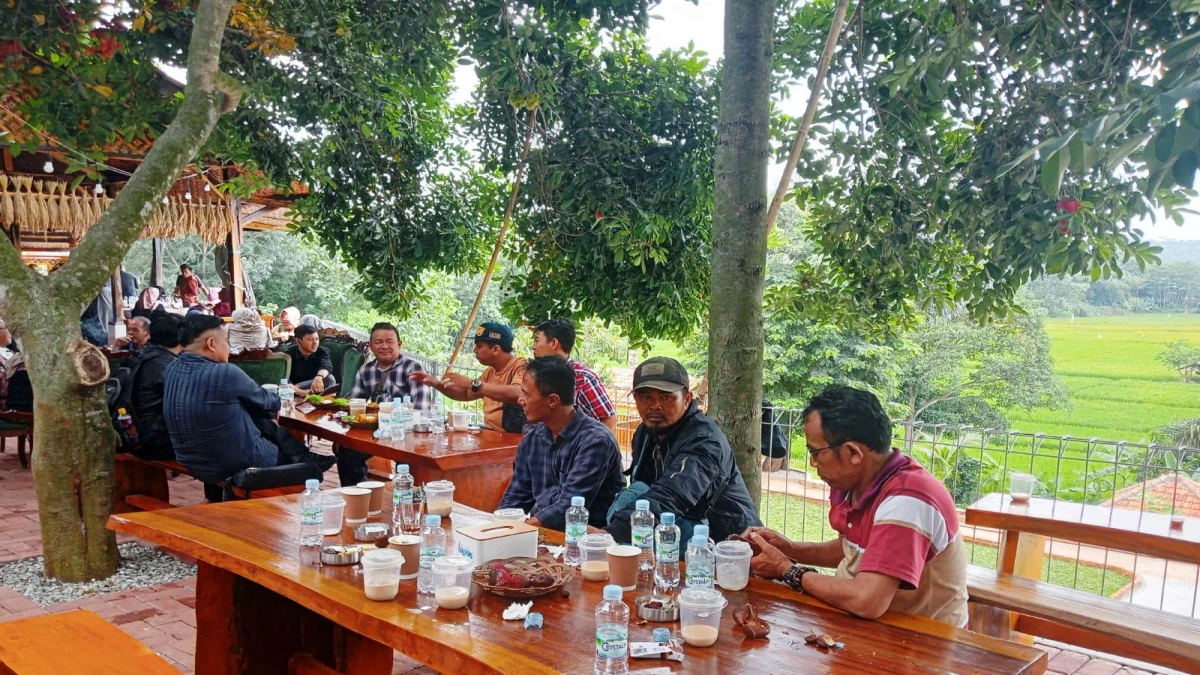Warung Vila Atas Sawah Tawarkan Hidangan Khas dan Pemandangan Asri di Tengah Kota Purwakarta