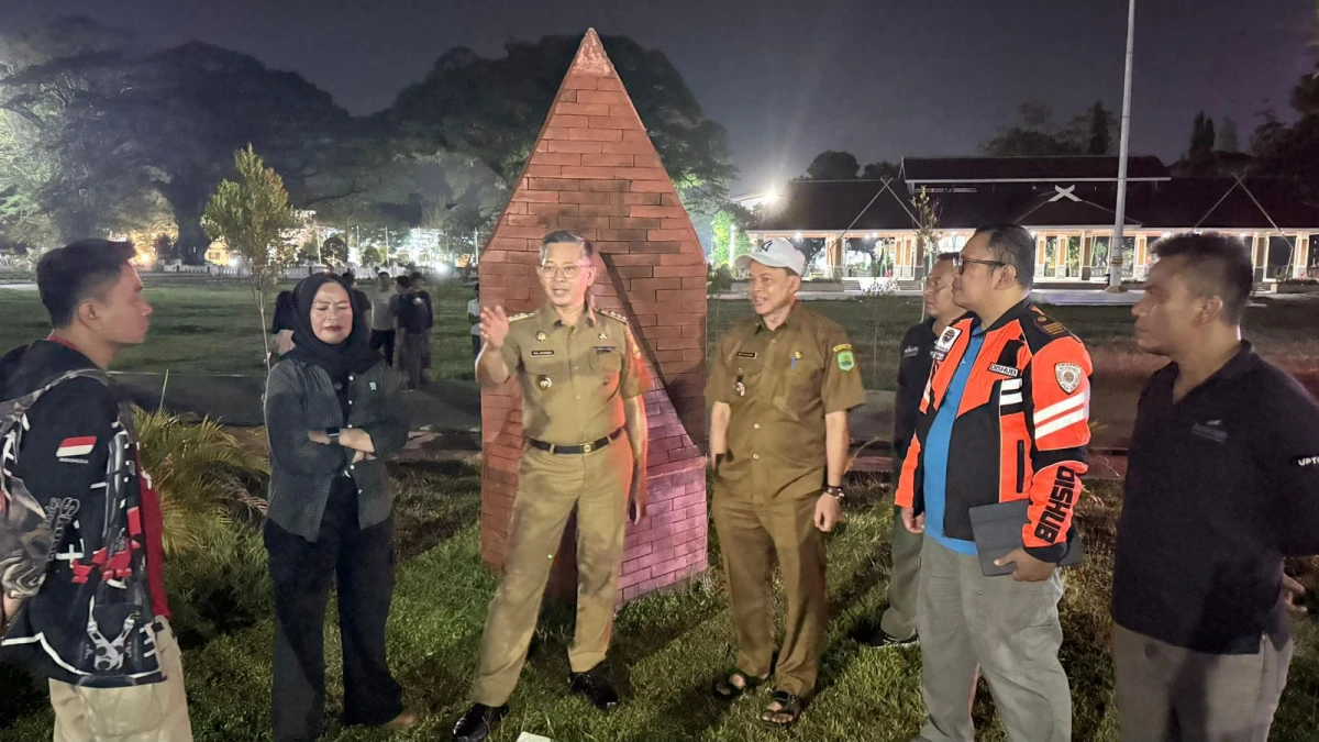 Pastikan Pencahayaan di Pusat Kota Baik,  Pj Bupati Subang Cek Langsung PJU di Berbagai Lokasi