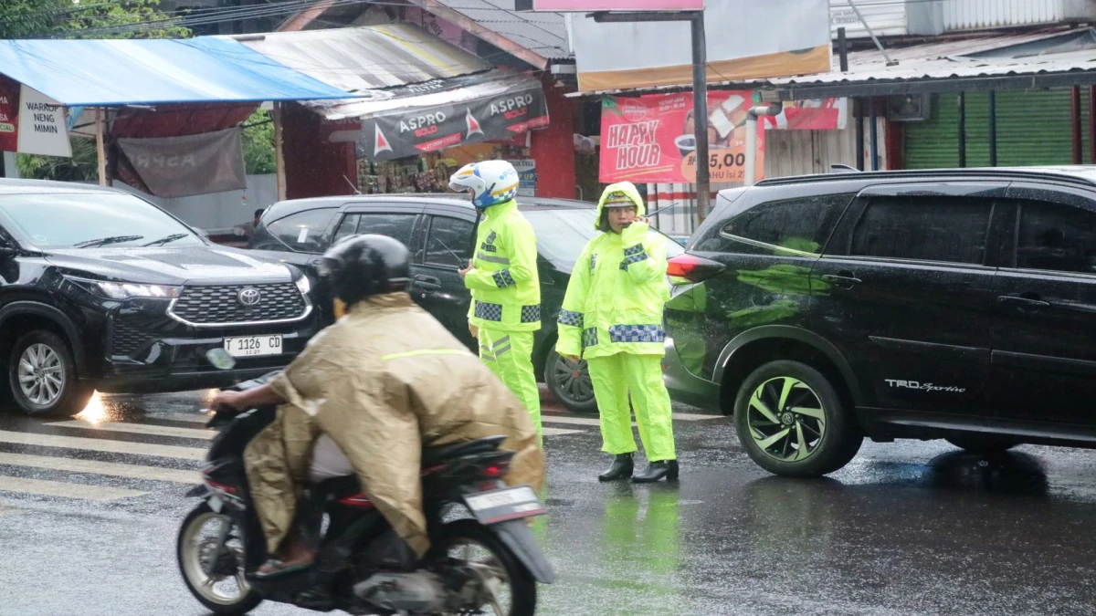 Musim Hujan, Satlantas Tetap Siaga Atur Lalu Lintas