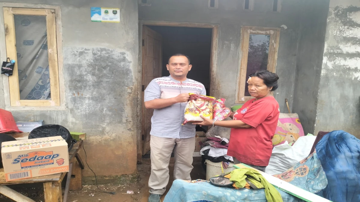 SDN Gunung Sembung Berikan Bantuan kepada Keluarga Siswa yang Rumahnya Tertimpa Pohon
