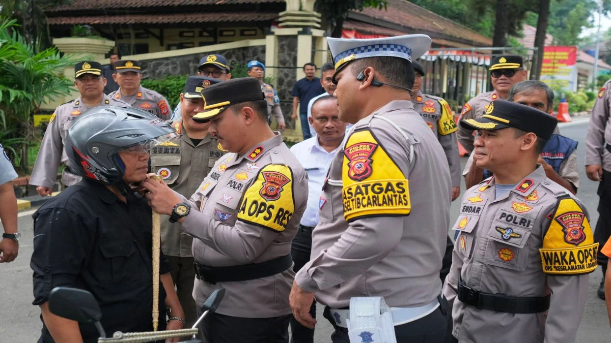 Tekan Angka Kecelakaan Lalu Lintas di Subang, Polisi Bagikan Helm Gratis