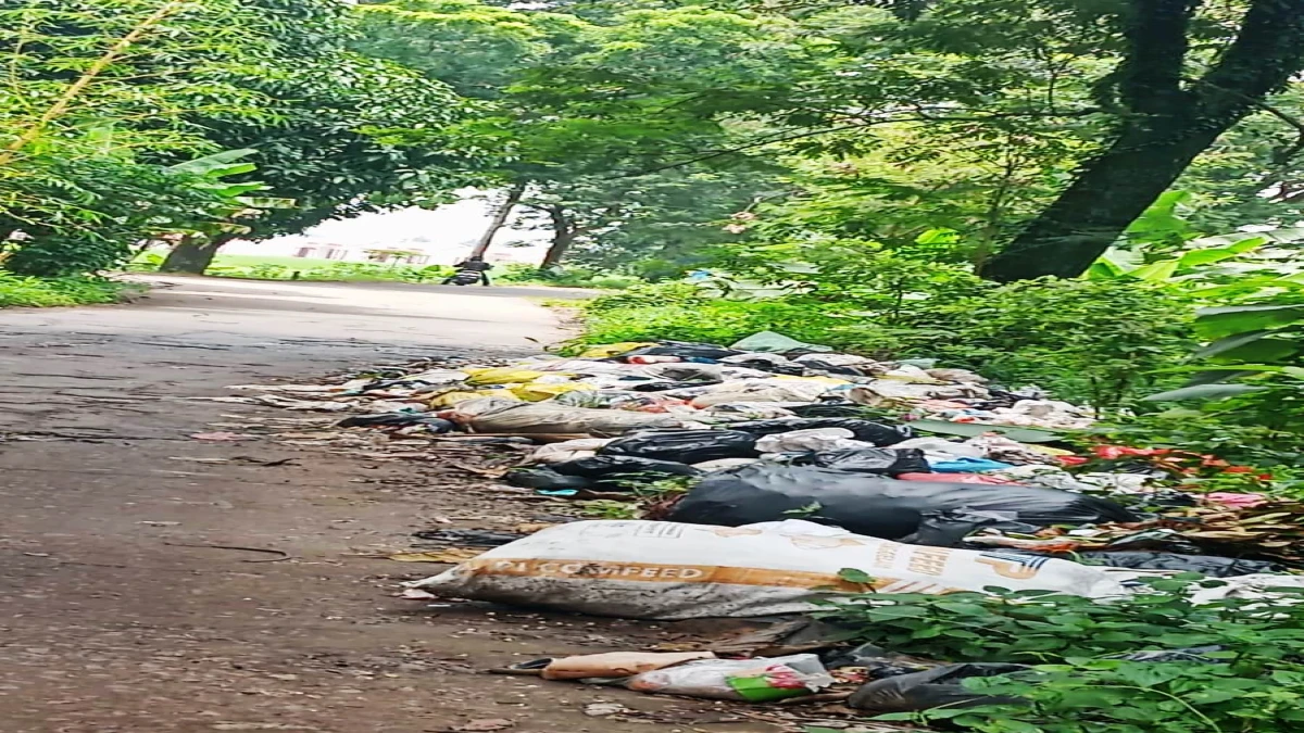 Tumpukan Sampah di Perbatasan Benteng-Campakasari Dikeluhkan Warga