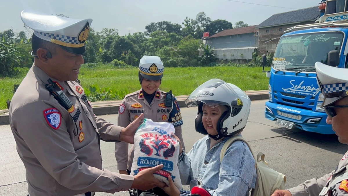 Bukan Ditilang, Pengendara Motor di Subang Diingatkan Keselamatan Berlalu Lintas Sambil Dibekali Beras oleh Satlantas Polres Subang