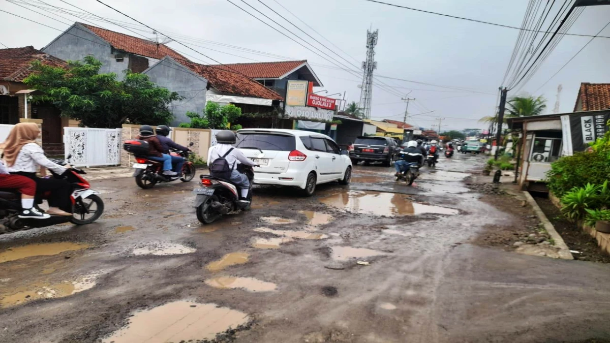 Ruas Jalan Dangdeur - Gambarsari Rusak Berat, Banyak Genangan Air