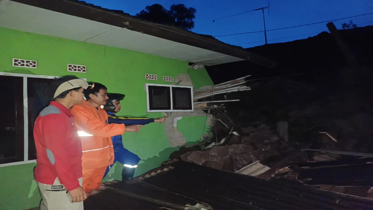 Tanah Longsor di Kampung Sukamelang, Satu Rumah Guru Tertimbun