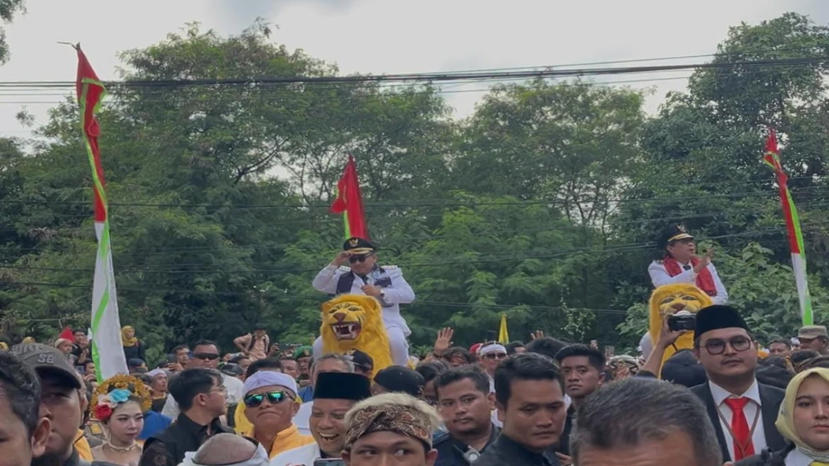 Bupati dan Wakil Bupati Subang Terpilih Disambut Meriah dengan Arak-arakan Sisingaan di DPRD