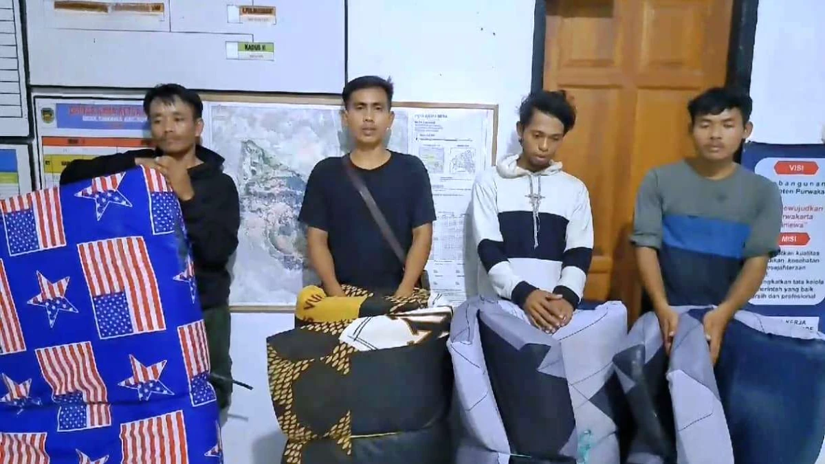 Minta Maaf, Warga Desa Pasirmunjul dan Desa Cibodas Kembalikan Kasur Muatan Truk yang Kecelakaan