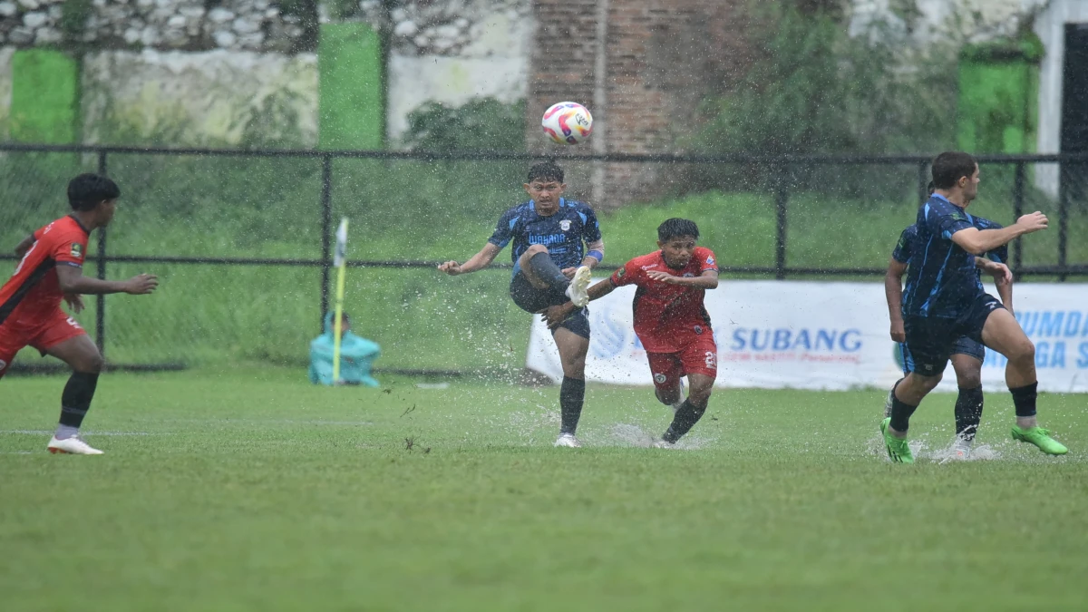 Setelah Diberhentikan Sementara Akibat Cuaca, Pertandingan Persikas vs Persipal Dilanjutkan