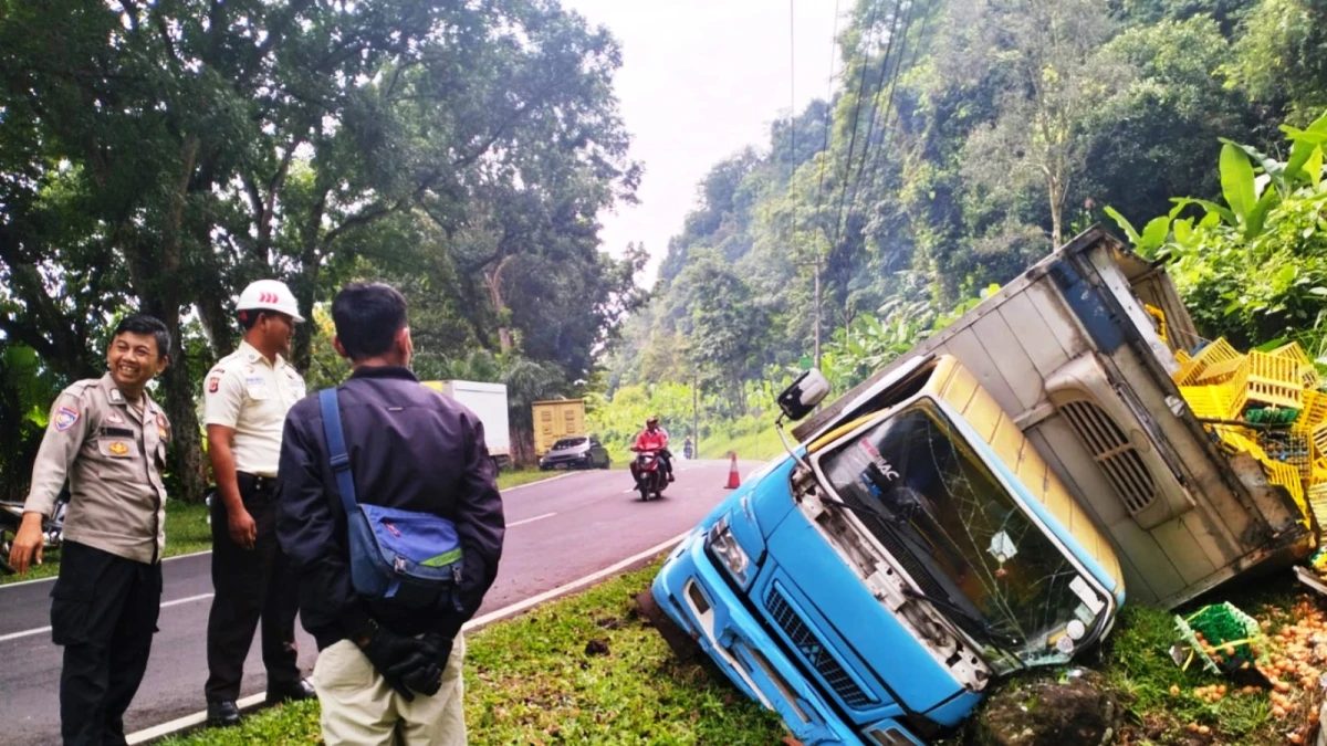 Truk Bermuatan 5 Ton Telur Terguling di Purwakarta, Kerugian Ditaksir Rp200 Juta
