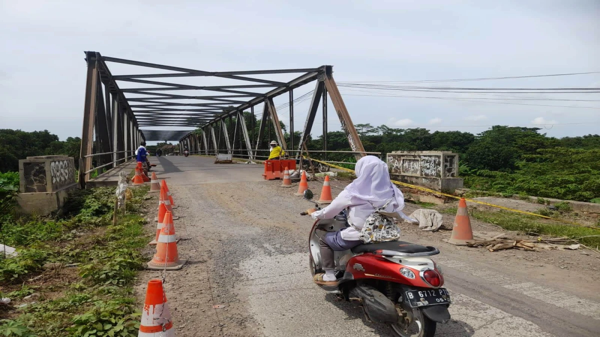 Masyarakat Jaga Jembatan Compreng, Amankan Pengendara Dari Jalan Berlubang