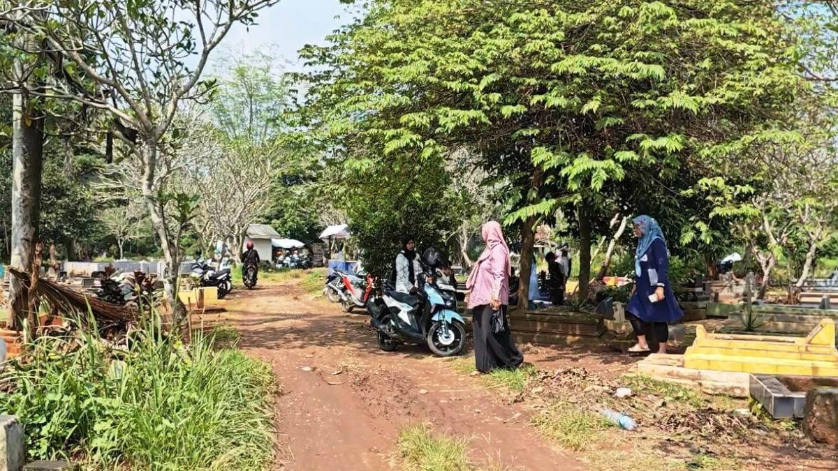 Jelang Ramadhan, TPU Dunguswiru Ramai Dikunjungi Perziarah
