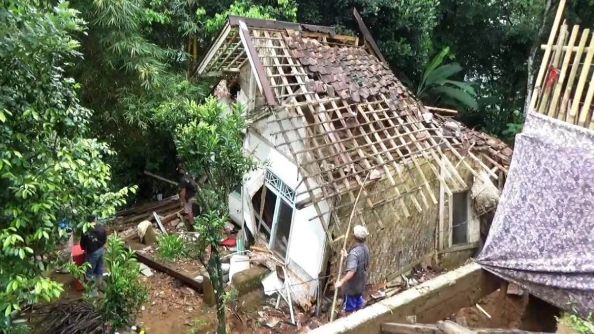 Rumah Tertimpa Longsor, Surijo Harapkan Bantuan Pemerintah Purwakarta