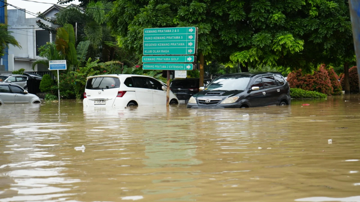 Banjir Bekasi Belum Surut, Aktivitas Warga Lumpuh dan Perlu Butuh Bantuan Mendesak