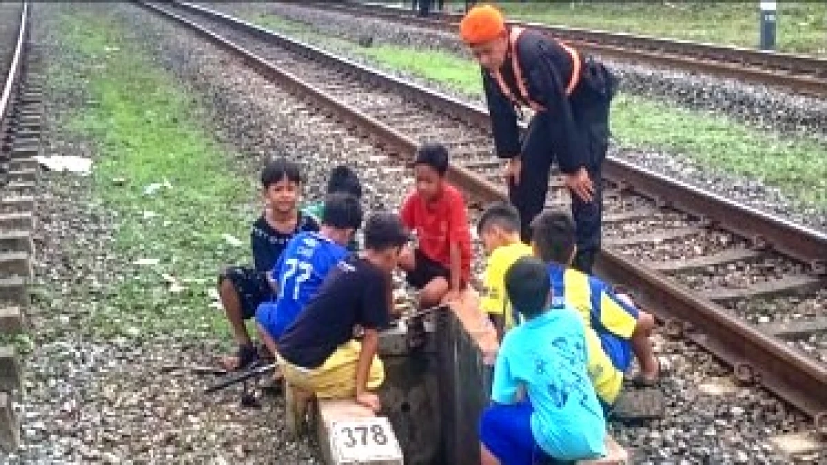 KAI Daop 2 Larang Ngabuburit di Jalur Kereta Api, Langgar UU, Ada Sanksi Pidana dan Denda