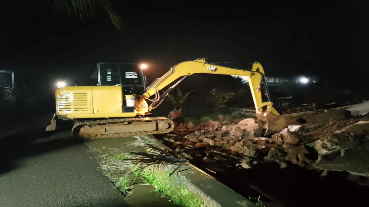 Longsor di Kampung Tanjung Tanjungsiang, Timpa TPT Masjid dan Gosali Milik Warga