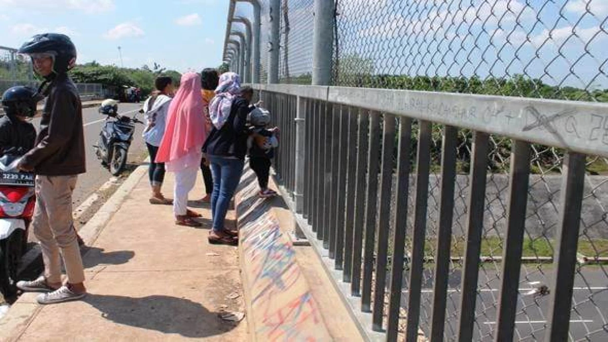 Jembatan Layang Cilameri Tol Cipali Jadi Tempat Favorit Ngabuburit