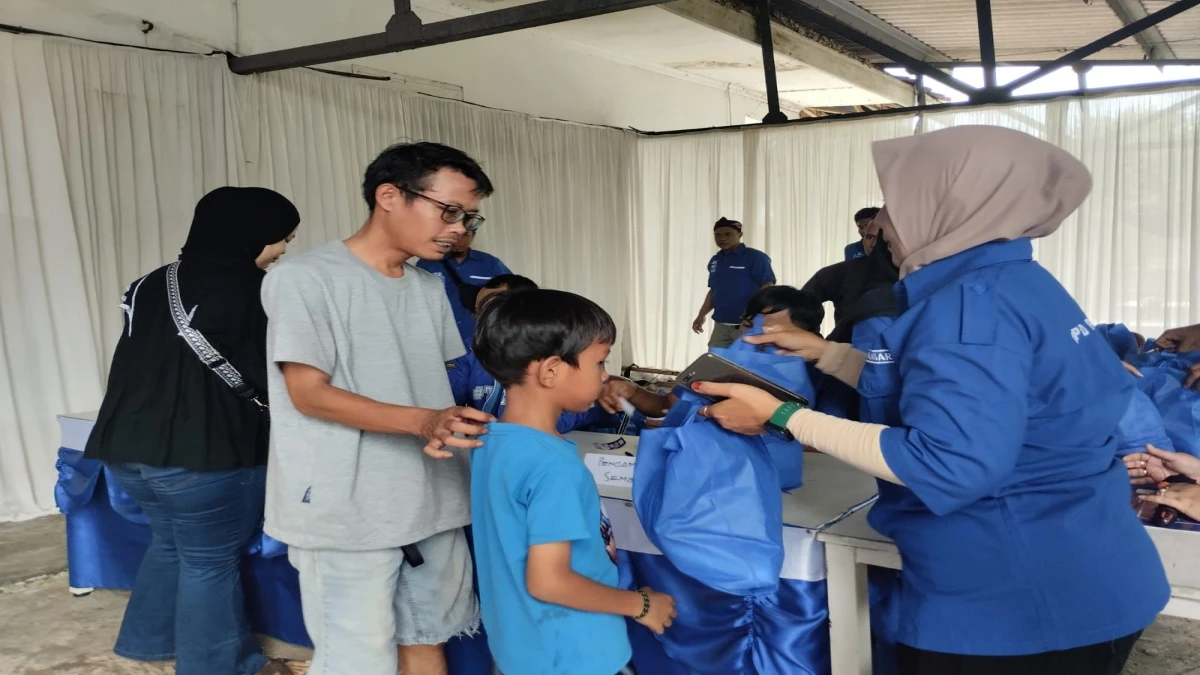 Ribuan Paket Sembako Murah Dijual untuk Warga Kurang Mampu di Subang