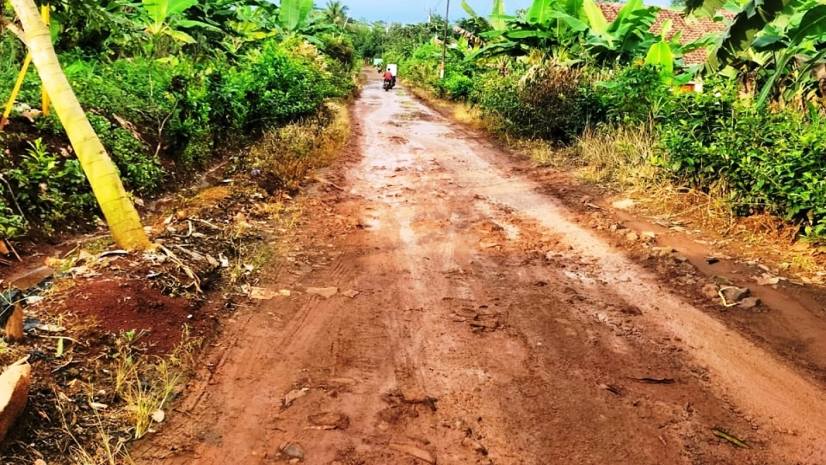 Jalan Poros Cipuendeuy-Kalijati Rusak Berat, Warga Minta Segera Ada Perbaikan