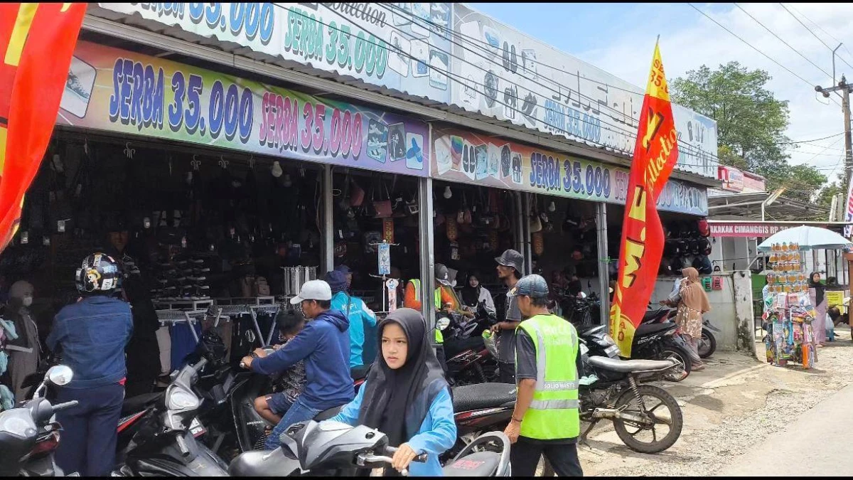 Warga Mulai Berburu Baju Lebaran di Subang