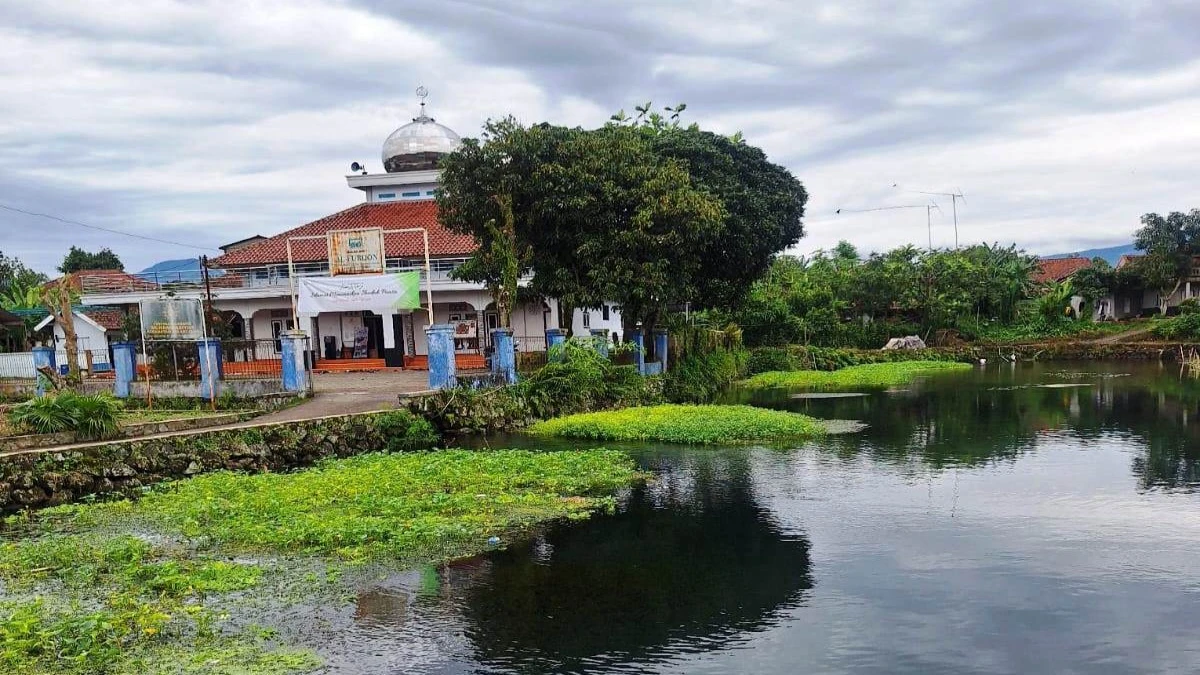 Al-Furqon Rancabogo Subang Dijuluki Masjid di Atas Air