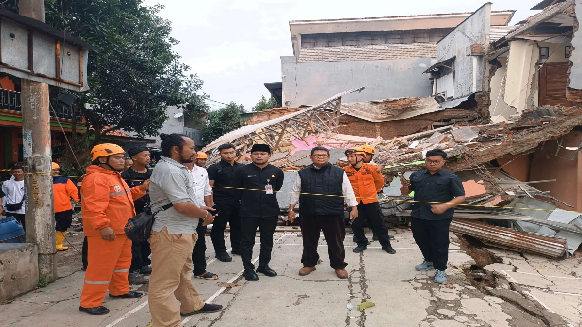 Rumah Warga Dian Anyar Ambruk Akibat Pergerakan Tanah di Purwakarta