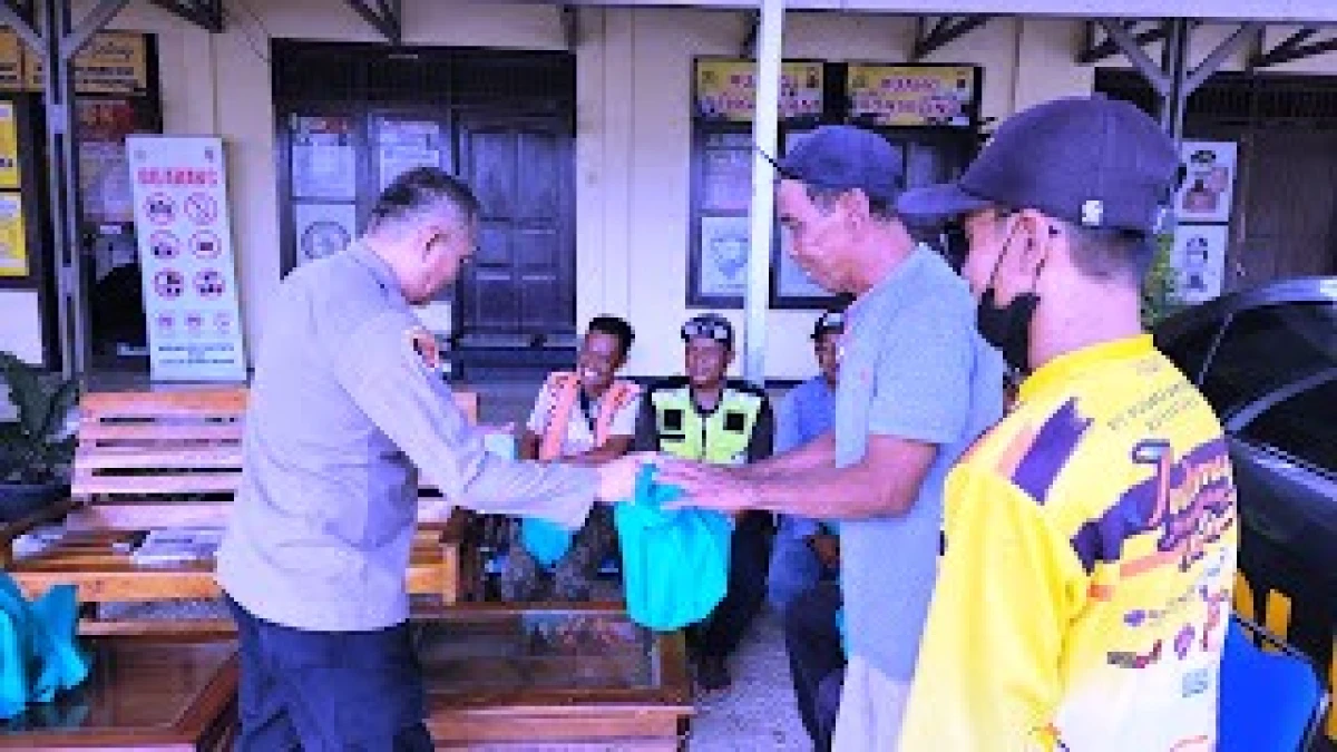 Polsek Pusakanagara Berbagi Sembako untuk Ojeg dan Juru Parkir