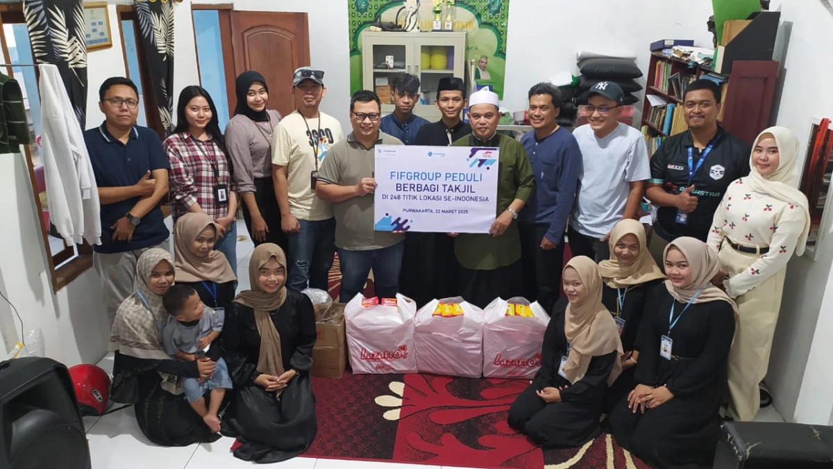 FIFGROUP Berbagi Takjil di Yayasan As Shofi Adrikini An Nufusi