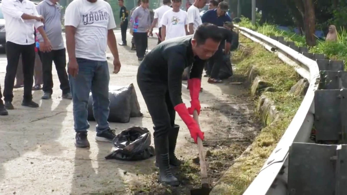Salasa Ngosrek, Om Zein Bersih-Bersih Kawasan Pintu Tol Jatiluhur