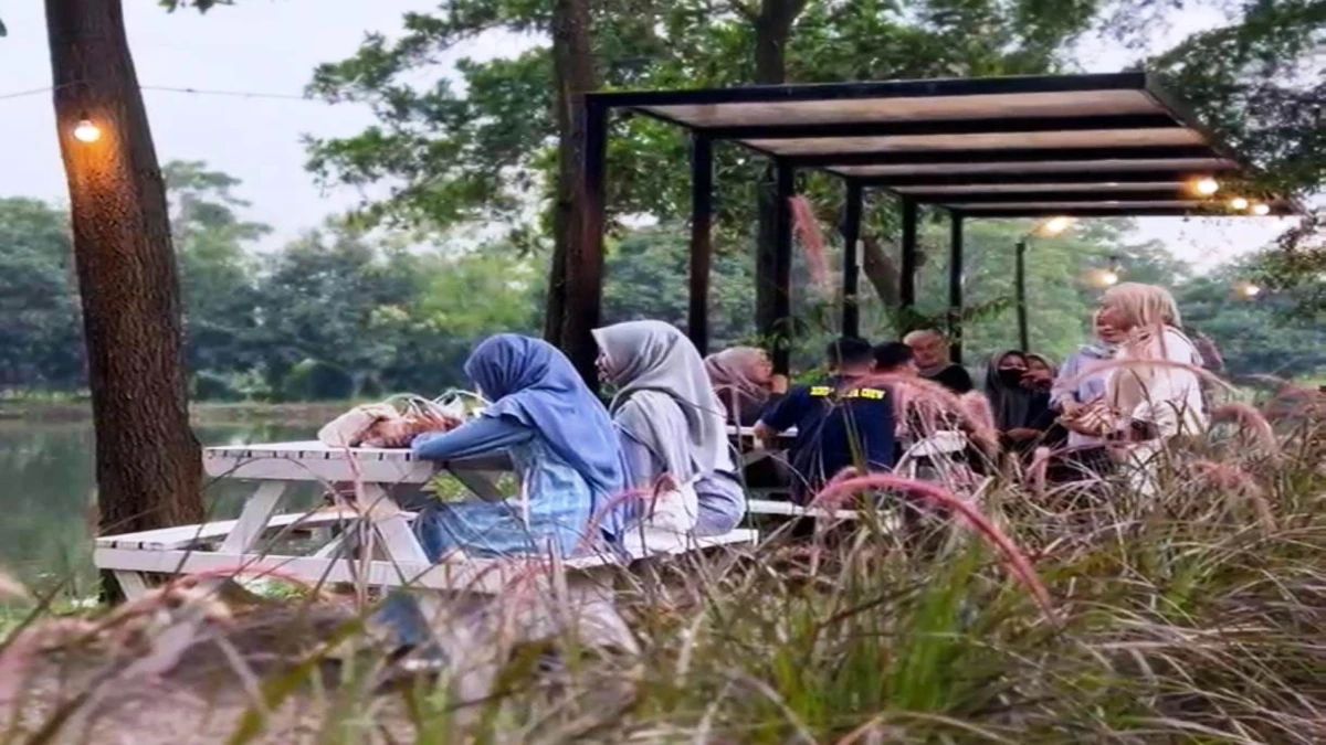 Coffee 22.3 Subang jadi Spot Indah Ngabuburit di Pinggir Danau