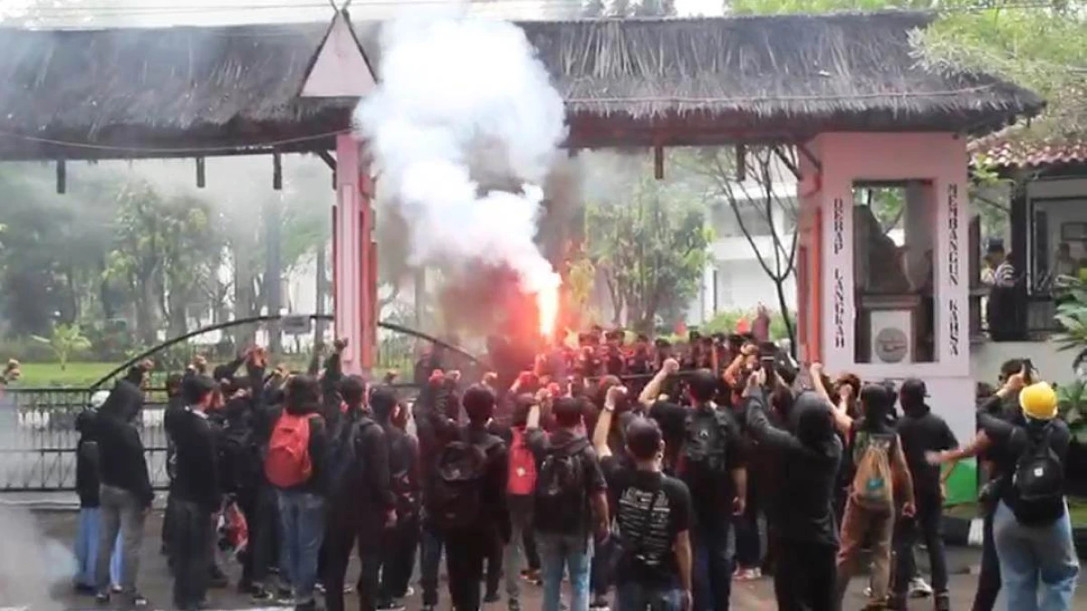 Aliansi Mahasiswa Purwakarta Gugat Tindakan Represif Aparat, Gelar Aksi  Massa  di DPRD