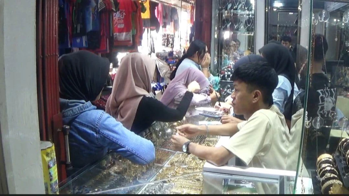 Jelang Idulfitri, Perhiasan Imitasi Diserbu Warga di Purwakarta