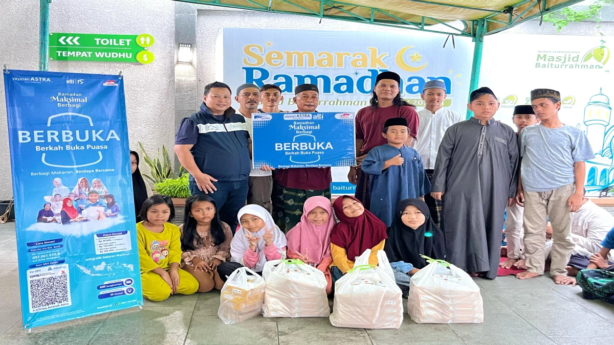 Astra Group Purwasuka - Yayasan Amaliah Astra Berbagi Takjil di Purwakarta dan Karawang Lewat Program Berbuka
