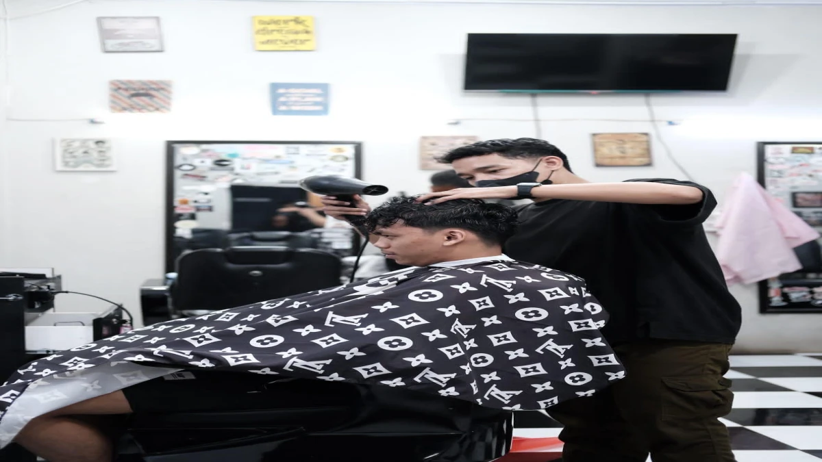 Jelang Lebaran Idul Fitri, Mar Barbershop di Purwakarta Diserbu Pelanggan