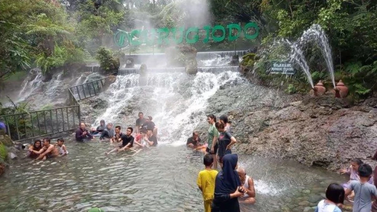 Libur Lebaran 2025 Wisata Pemandian Air Panas Sari Ater Subang Buka 24 Jam, Berikut Harga Tiket Masuknya!