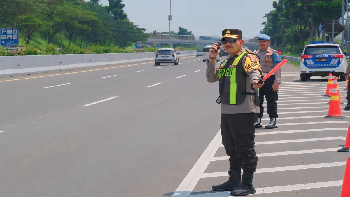 Kapolres Subang Tinjau Langsung One Way di Tol Cipali Saat Puncak Arus Balik Lebaran 2025