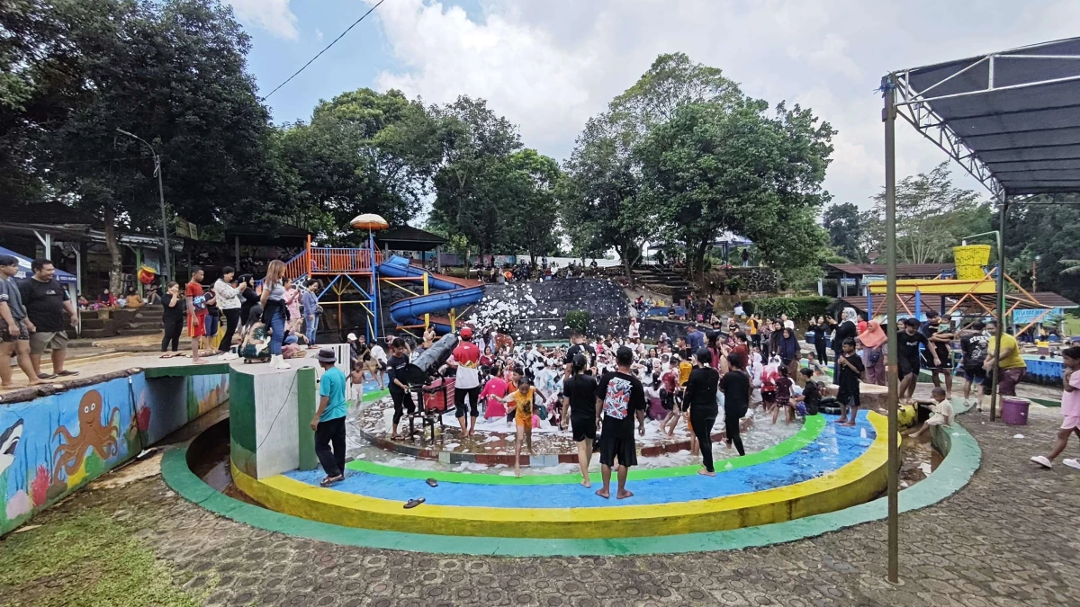 Libur Lebaran, Kolam Renang Ciheuleut Subang Ramai Dikunjungi Wisatawan