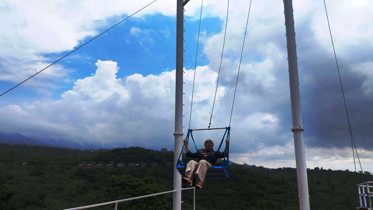 Giant Swing D'Castello, Wahana Ekstrem dengan Sensasi Melayang di Ketinggian