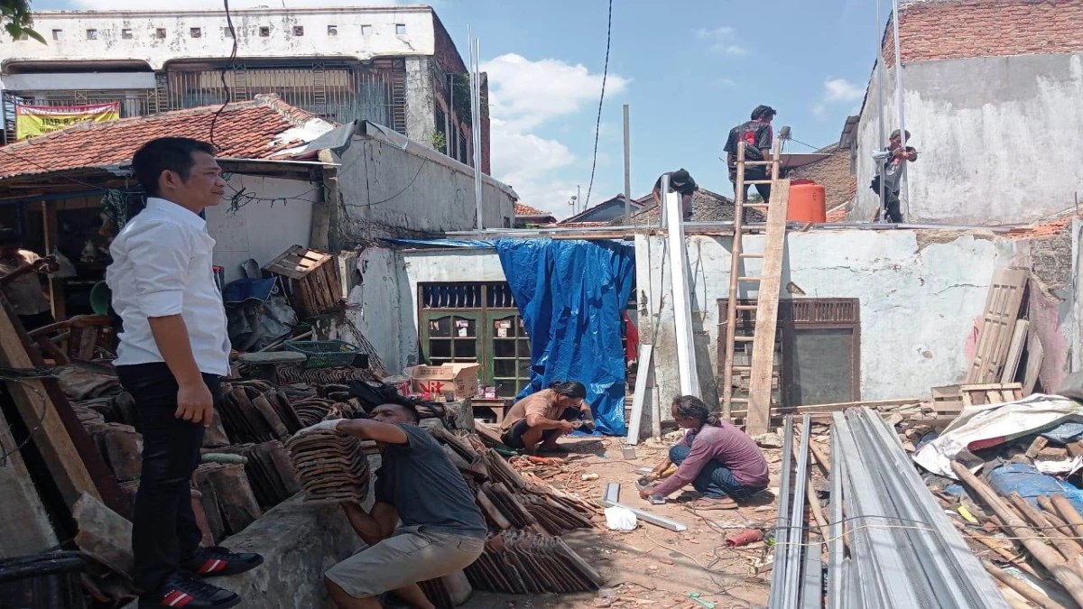 Nyaris Ambruk, Rumah Eks Loper Koran di Purwakarta Direnovasi