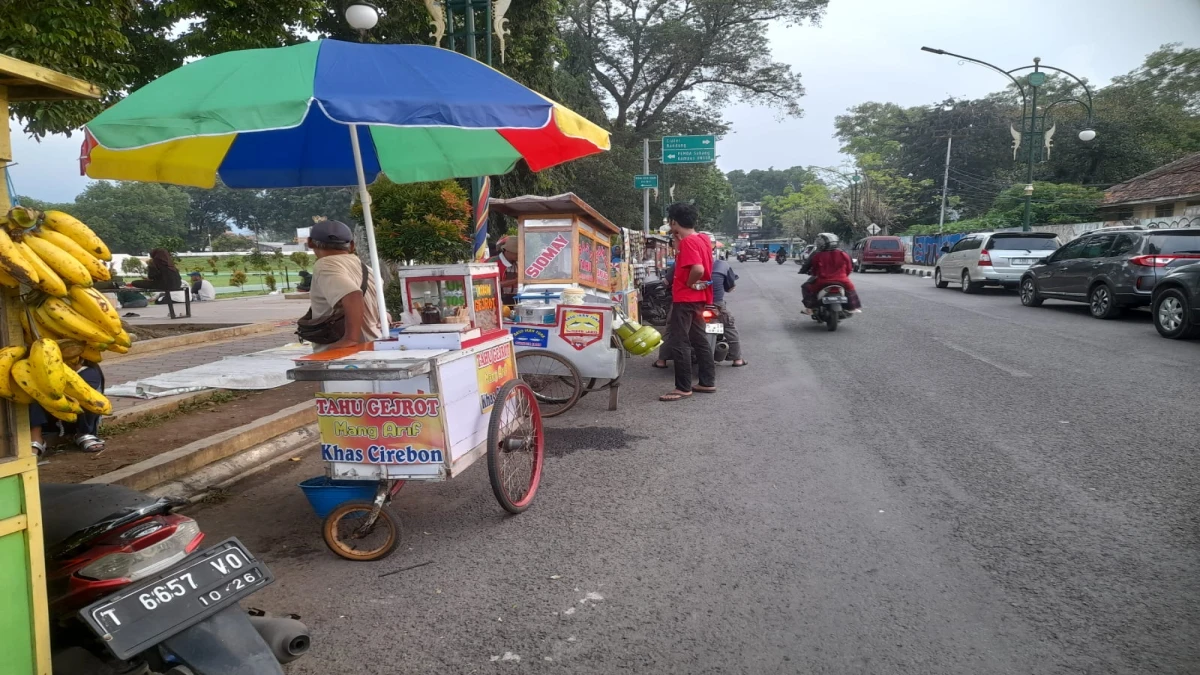 Sambut Pagelaran Wayang Golek, Ratusan Pedagang Padati Alun Alun Subang