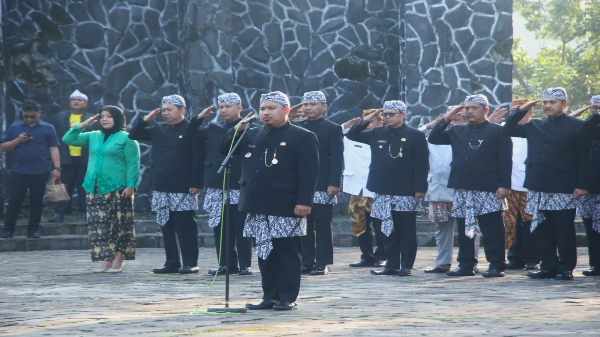 Bupati Subang Pimpin Ziarah ke TMP Cidongkol dalam Rangka HUT ke-77 Kabupaten Subang