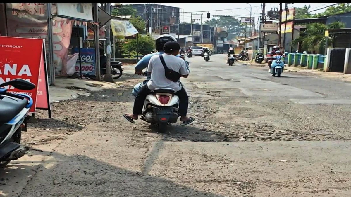 Perbaikan Hanya Ditambal, Jalan Raya di Cigadung Subang Rusak Kembali