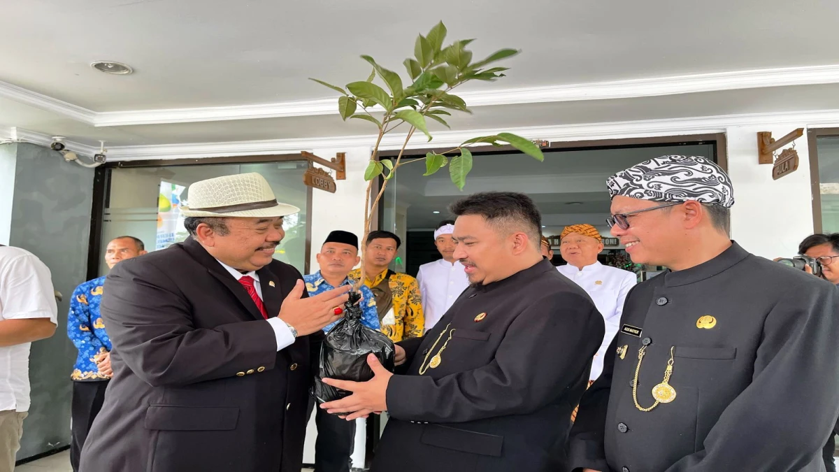 H Ateng Serahkan Bibit Pohon ke Bupati Subang, Ajak Lestarikan Lingkungan