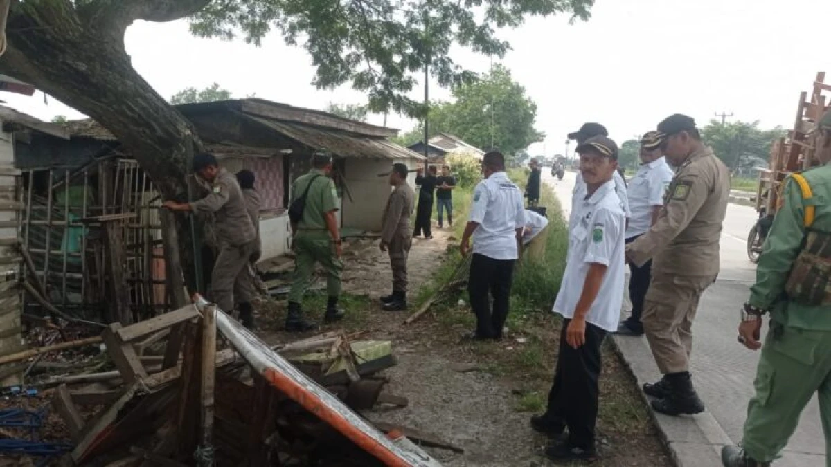 Diduga jadi Tempat Prostitusi dan Obat Ilegal, Bangunan Warung Pinggir Jalan Sukasari Ditertibkan