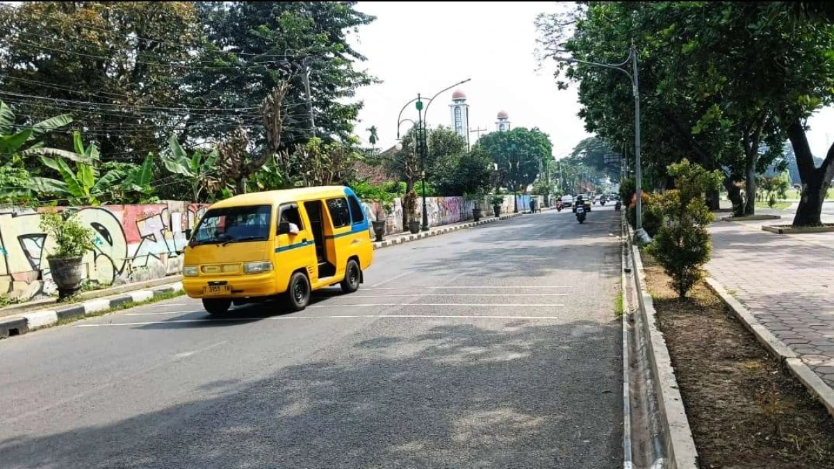 Belum Sadar K3, PKL Bandel Jualan di Bahu Jalan Alun Alun Subang