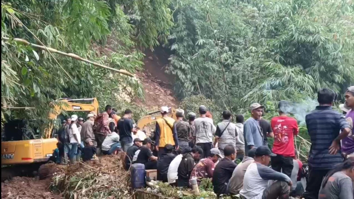 Tebing Setinggi 250 Meter Longsor di Subang, Satu Warga Diduga Tertimbun