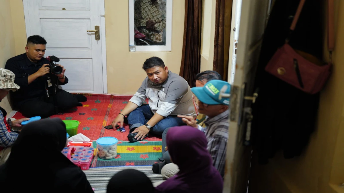 Bupati Subang Reynaldi Putra Andita Melayat Korban Longsor di Dayeuhkolot, Beri Santunan dan Pesan Kewaspadaan