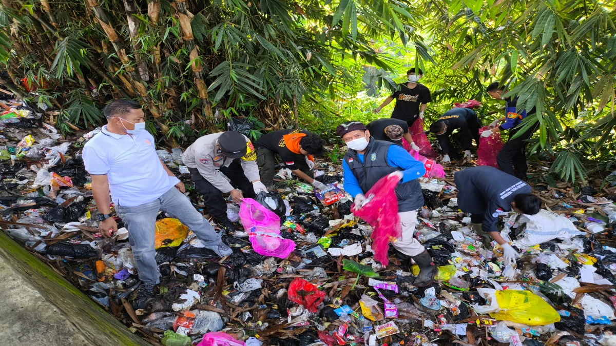 Pemdes Kasomalang Wetan Kompak Bersihkan Sampah di Pinggir Jalan