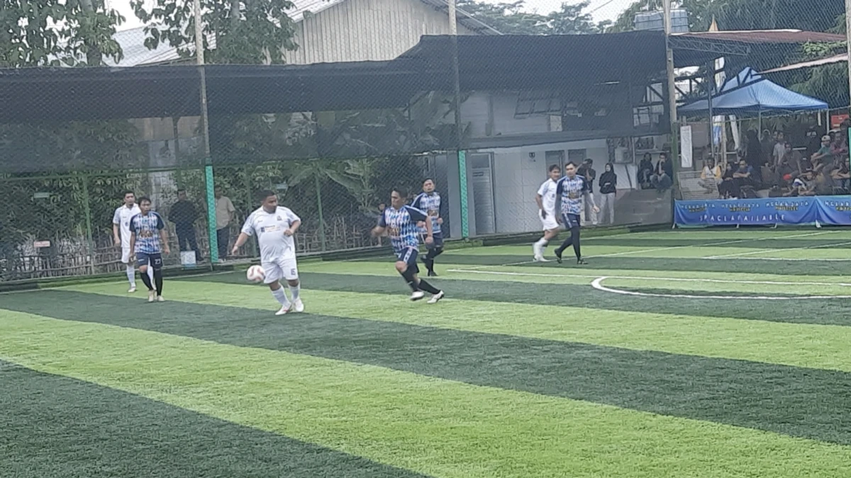 Intip Keseruan Bupati Reynaldy Main Sepak Bola di ASN Subang Soccer Festival
