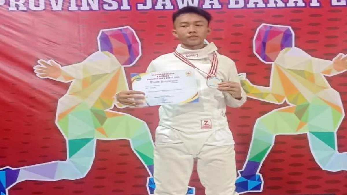 Zidan Siswa SMPN 1 Purwakarta Raih Juara 2 di Kejurda Anggar Jawa Barat