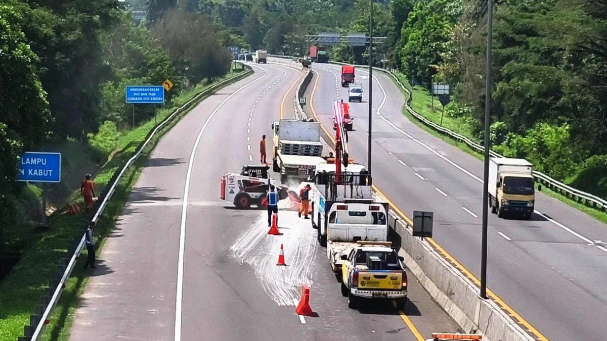 Rem Blong, Truk Muatan 30 Ton Batu Kapur Terguling,Laka Tunggal di Tol Cipularang Km 98B Purwakarta
